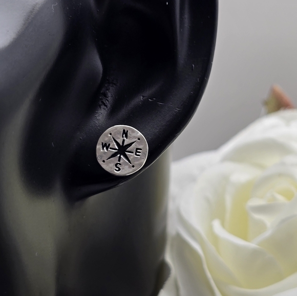 ❤️ COMPASS STUD EARRINGS - Picture 4 of 4